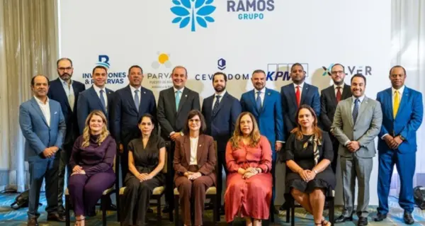 El presidente ejecutivo de Grupo Ramos,  Iván Mejía Alberty,  junto a  representantes de la empresa y del Gobierno