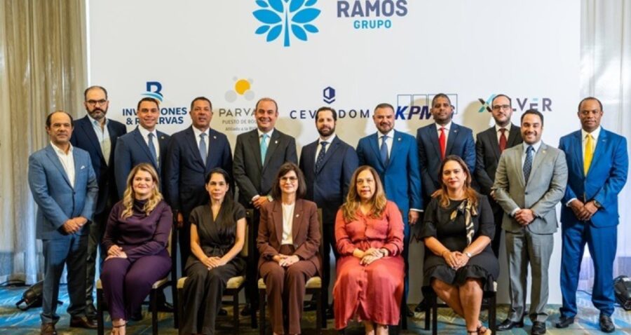 El presidente ejecutivo de Grupo Ramos,  Iván Mejía Alberty,  junto a  representantes de la empresa y del Gobierno