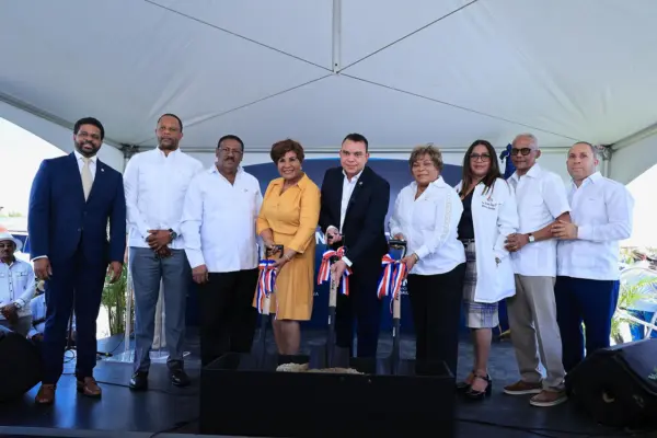 Director del SNS junto a otras autoridades dan primer palazo para construcción de hospital pediátrico.
