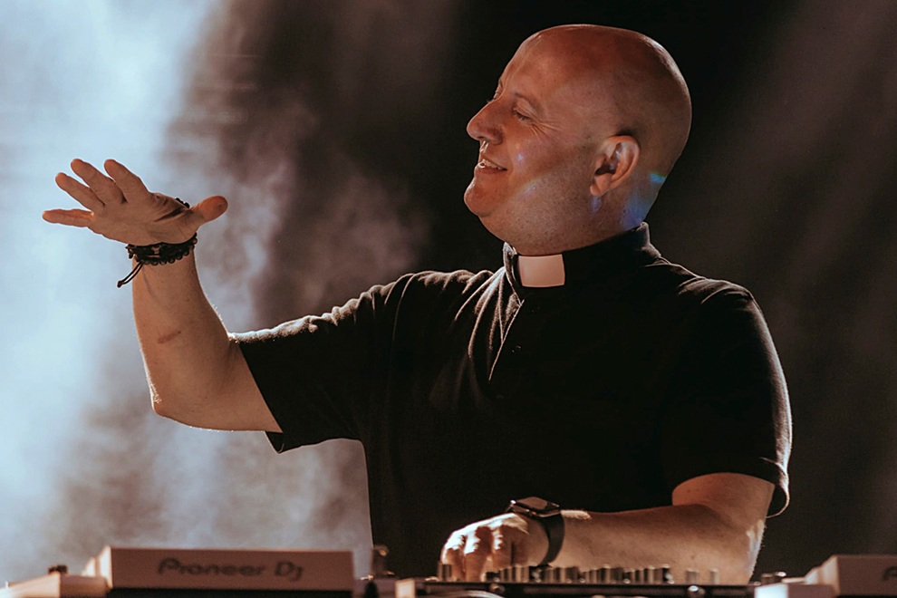 El sacerdote y DJ, Guilherme Peixoto, realiza concierto en homenaje a Papa Francisco