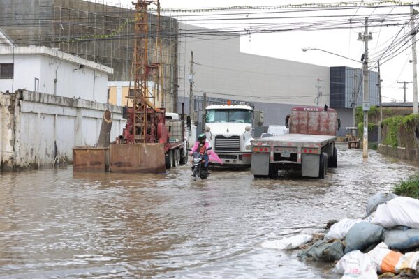 En el Gran Santo Domingo, se registraron inundaciones urbanas en los alrededores de la Zona Industrial de Herrera. Elieser Tapia.