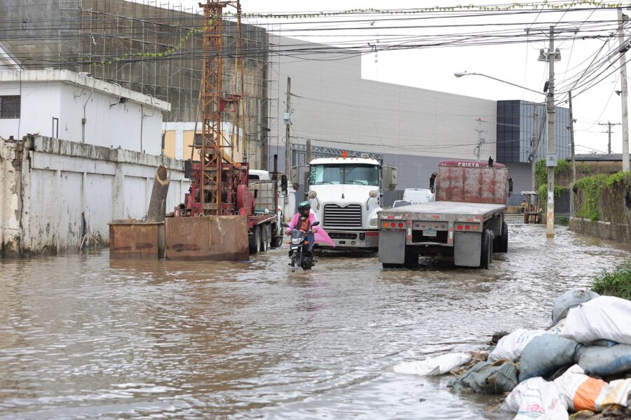 En el Gran Santo Domingo, se registraron inundaciones urbanas en los alrededores de la Zona Industrial de Herrera. Elieser Tapia.