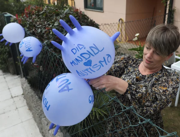 Globos azules para conmemorar el "Día Mundial del Autismo". EFE/Xoán Rey