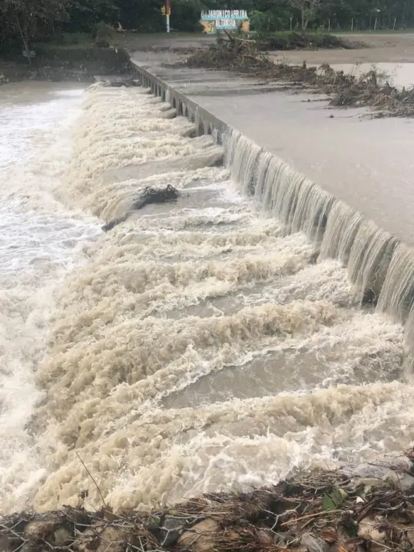 Las fuertes lluvias han formado riadas en varias localidades.
