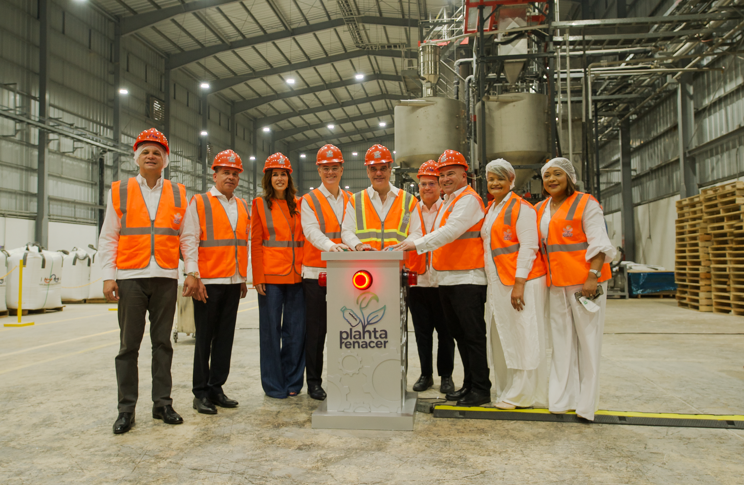 Abinader inaugura complejo industrial  dedicado a  producción de resina de PET reciclado grado alimenticio