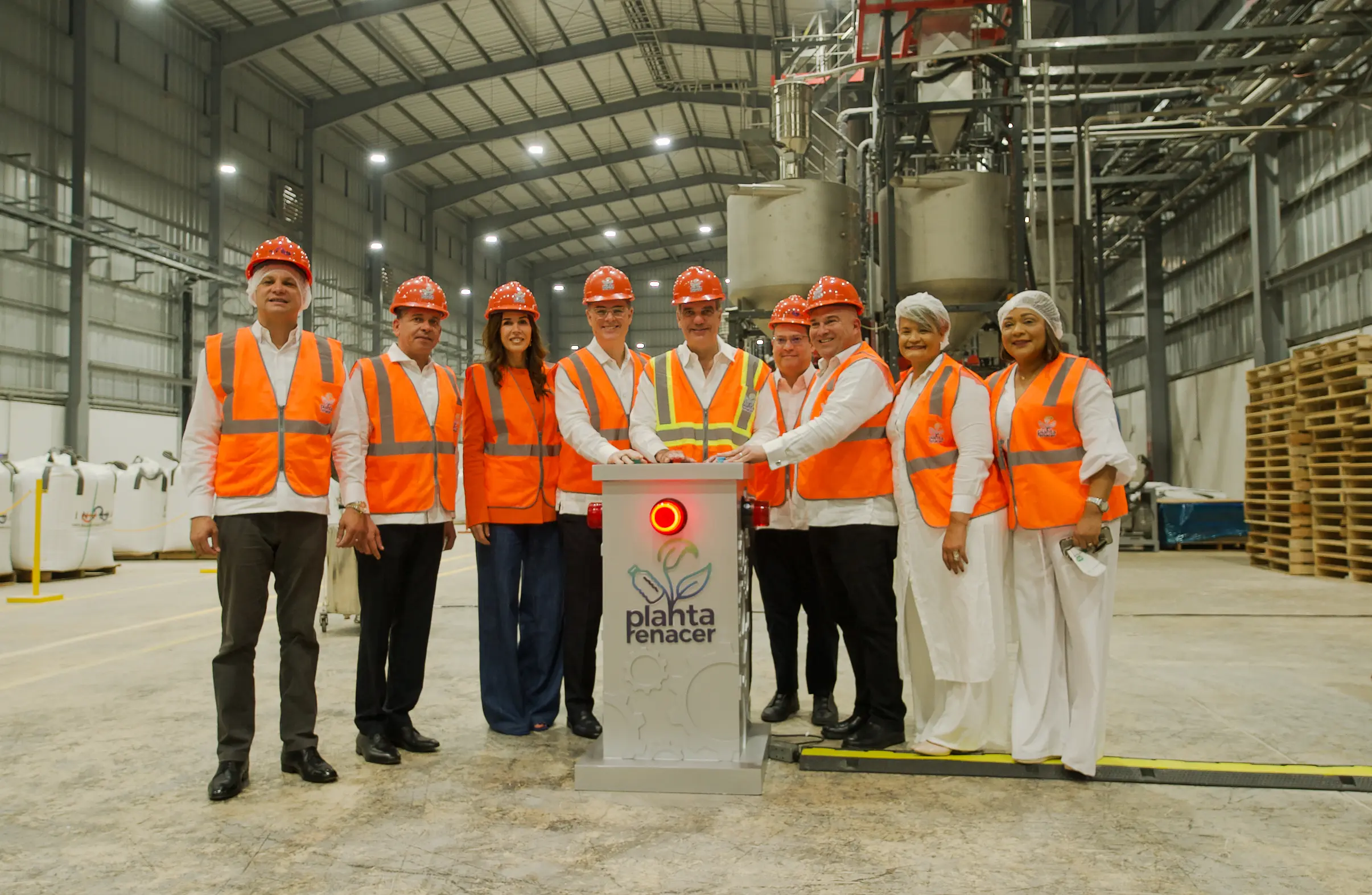 Abinader inaugura complejo industrial  dedicado a  producción de resina de PET reciclado grado alimenticio