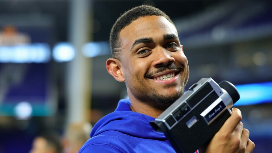 Julio Rodríguez grabando momentos inolvidables del equipo dominicano en el Clásico Mundial de Béisbol