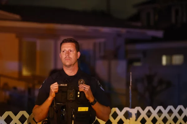 Un agente de la policía de Torrance parado fuera de la casa en Torrance, California, del joven arrestado tras el tiroteo.