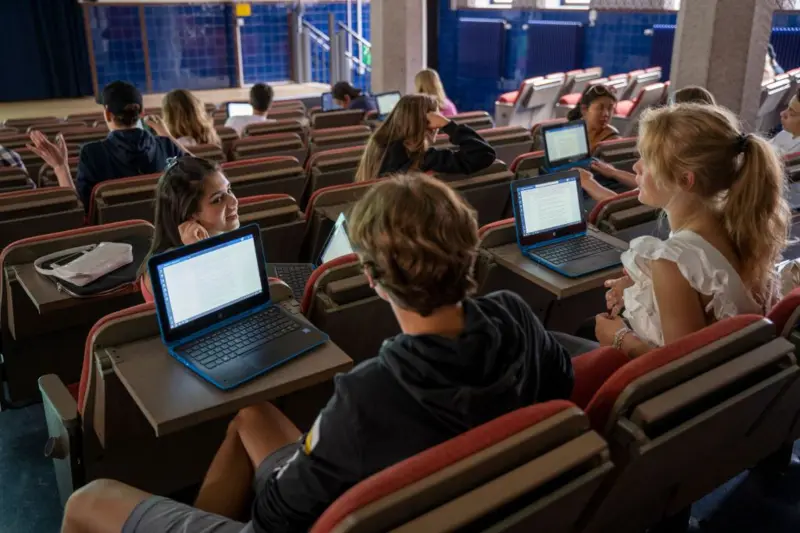 Suecia vuelve al lápiz y papel: por qué reduce el uso de tecnología en las aulas pese a su liderazgo digital