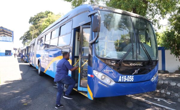 Los nuevos autobuses son de color azul con amarillo, como parte de la nueva identidad visual de la OMSA. José Francisco.