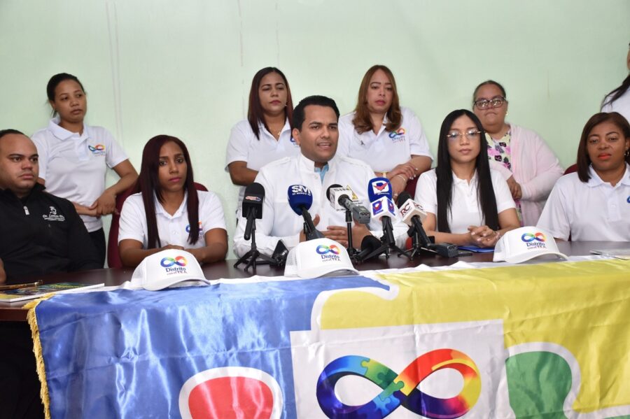 Miembros de la Regional del Distrito Nacional del Colegio Médico Dominicano (CMD), presentando la Comisión de Autismo.