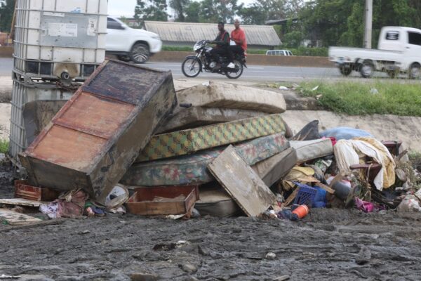 Narciso de la Cruz, así como otros vecinos, sacaron los colchones y otros ajuares que se les dañaron por las fuertes lluvias que inundaron sus hogares. Alexis Monegro.