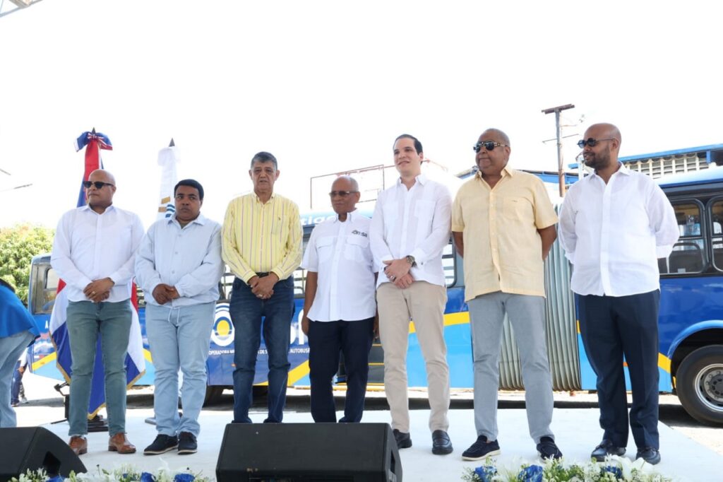 Onéximo González, de la OMSA, junto al alcalde de Santo Domingo Oeste, Francisco Peña y otros representantes del sector transporte del país.
