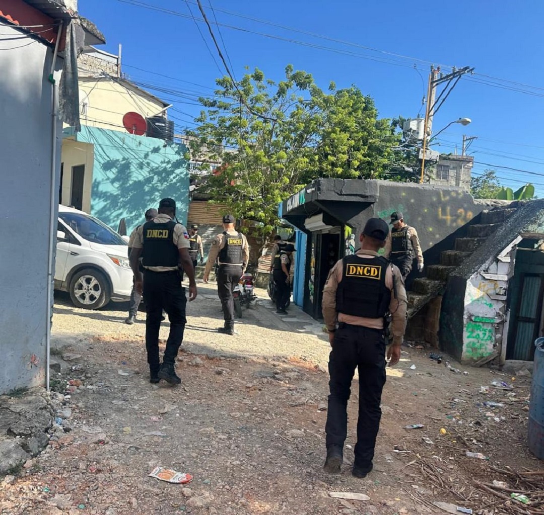 DNCD ocupa más de 13,000 gramos de drogas y armas en operativos contra el microtráfico en Santo Domingo