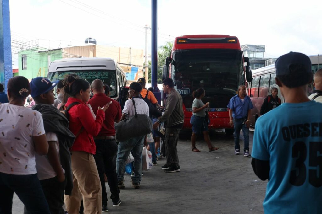 Gran flujo de pasajeros en la parada del kilómetro 9 de la autopista Duarte por Semana Santa