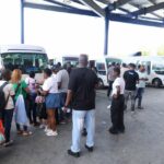 Gran flujo de pasajeros en la parada del kilómetro 9 de la autopista Duarte por Semana Santa