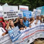 Personal de salud protesta frente al SNS en demanda de incentivos y mejoras laborales