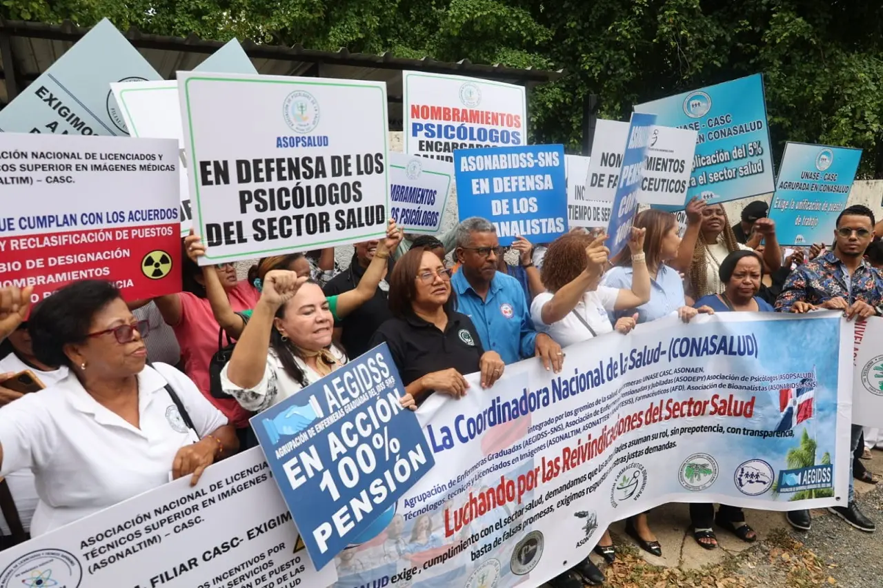 Personal de salud protesta frente al SNS en demanda de incentivos y mejoras laborales