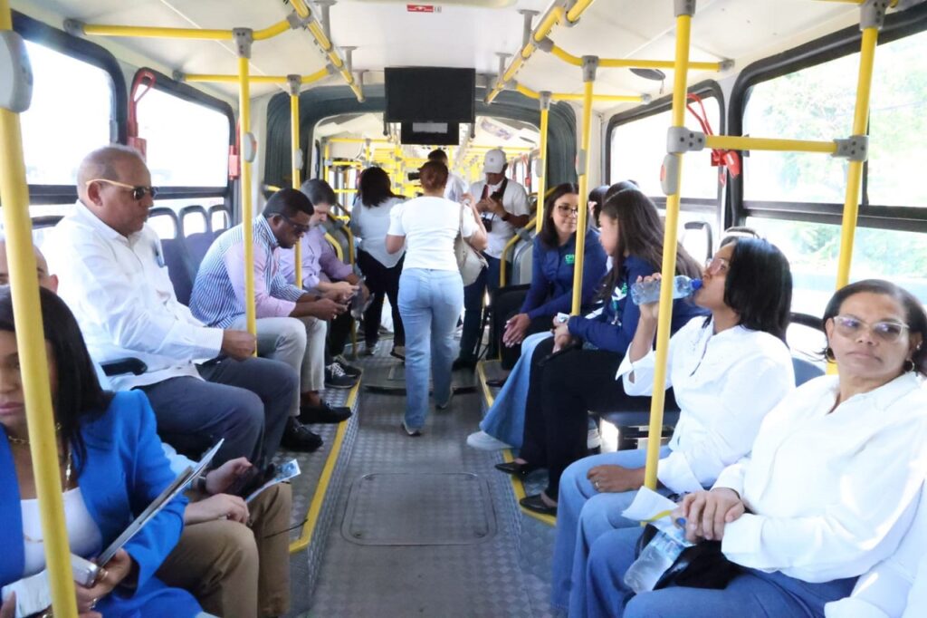 Personas en autobús de la OMSA para recorrido del inicio del nuevo corredor.