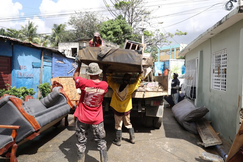Personas recolectaban en un camión los enseres del hogar que resultaron dañados con las inundaciones.