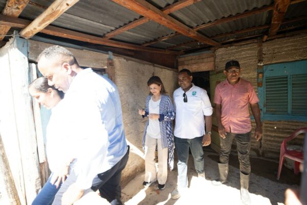 Raquel Peña visita comunidades afectadas por las lluvias en la provincia de Bahoruco. Fuente externa.