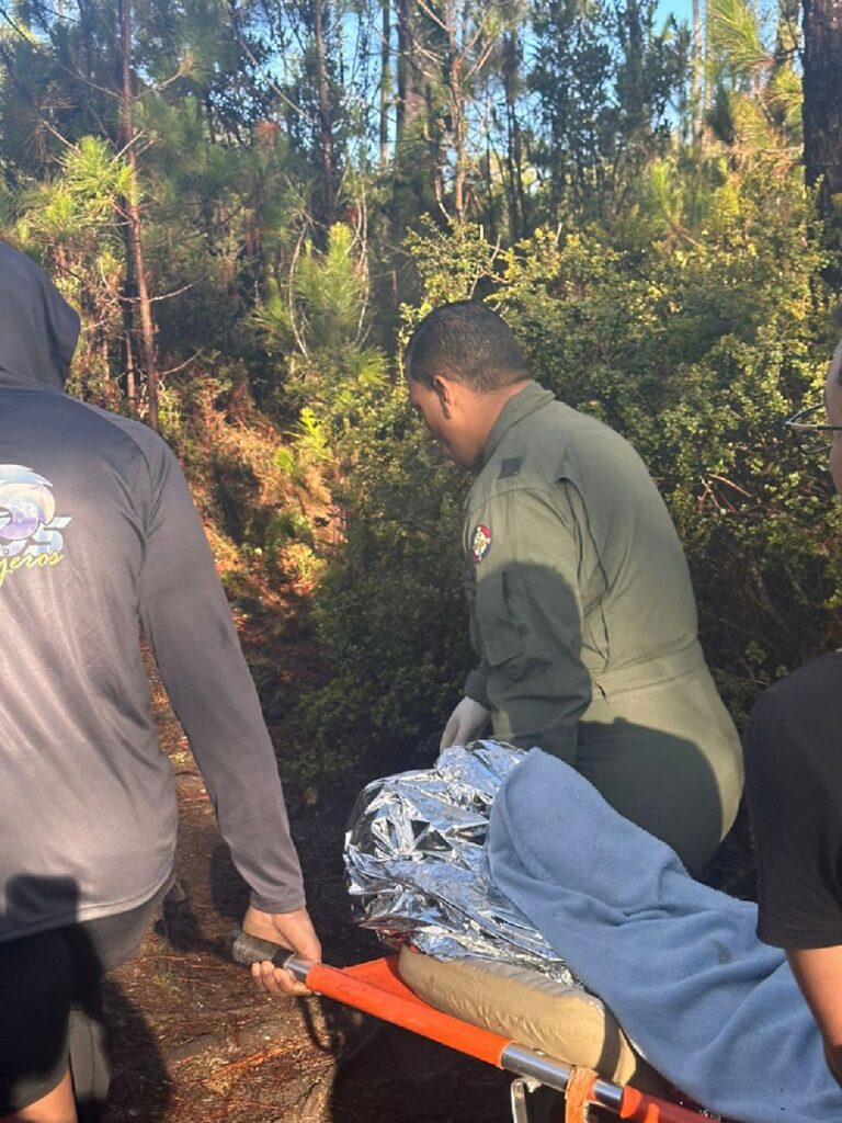 Rescatan a dos turistas en el Pico Duarte con evacuación aeromédica de emergencia