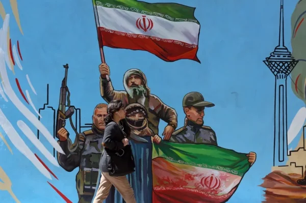 Una mujer pasa junto a un mural político en Teherán, Irán, el 8 de abril de 2026. EFEABEDIN TAHERKENAREH