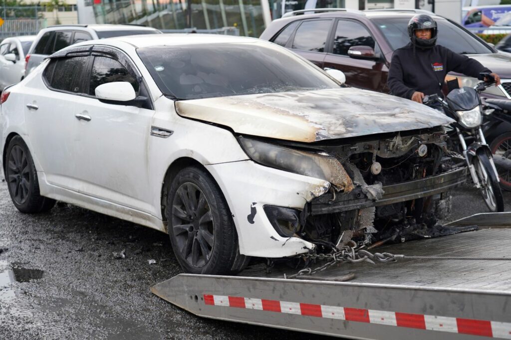Un vehículo se incendio en las avenidas Ortega y Gasset y John F. Kennedy