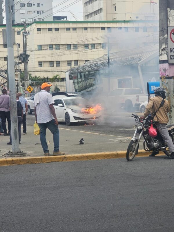 Vehículo se incendia en Ortega y Gasset con John F. Kennedy 4