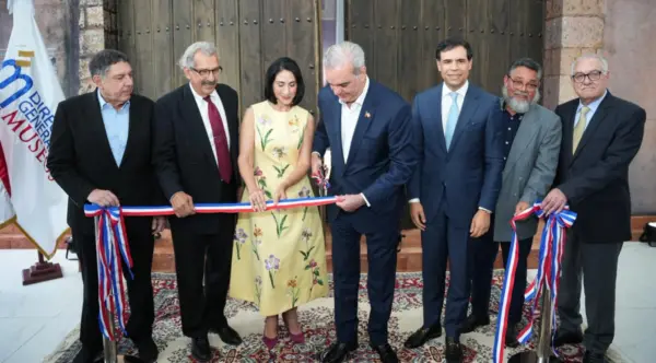 El presidente de la República, Luis Abinader,  Raquel Arbaje yRoberto A. Salced0 realizan el corte de cinta inaugural.