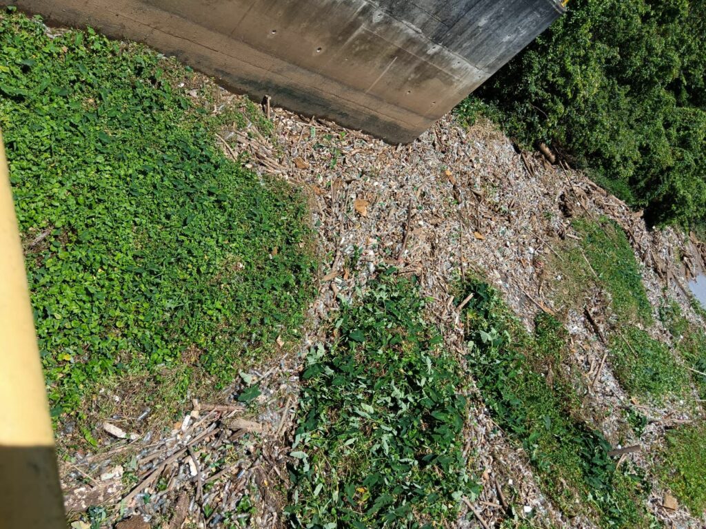 Basura colapsa acueducto en Santo Domingo Este: suspenden servicio