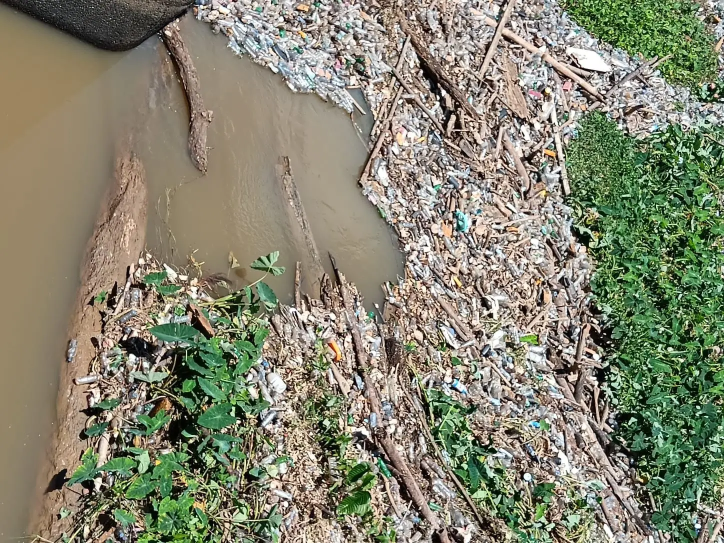 Basura colapsa acueducto en Santo Domingo Este: suspenden servicio