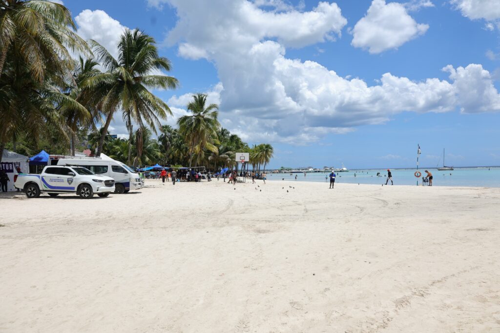 Ventas caen en Boca Chica por restricciones