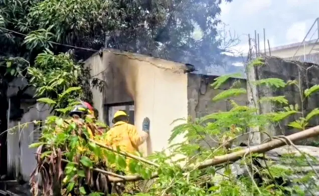 Explosión de teléfono celular causa incendio de vivienda en Villa Montellano
