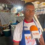 La historia de “Chévere”, el hombre que lleva 30 años vendiendo pescado en Boca Chica