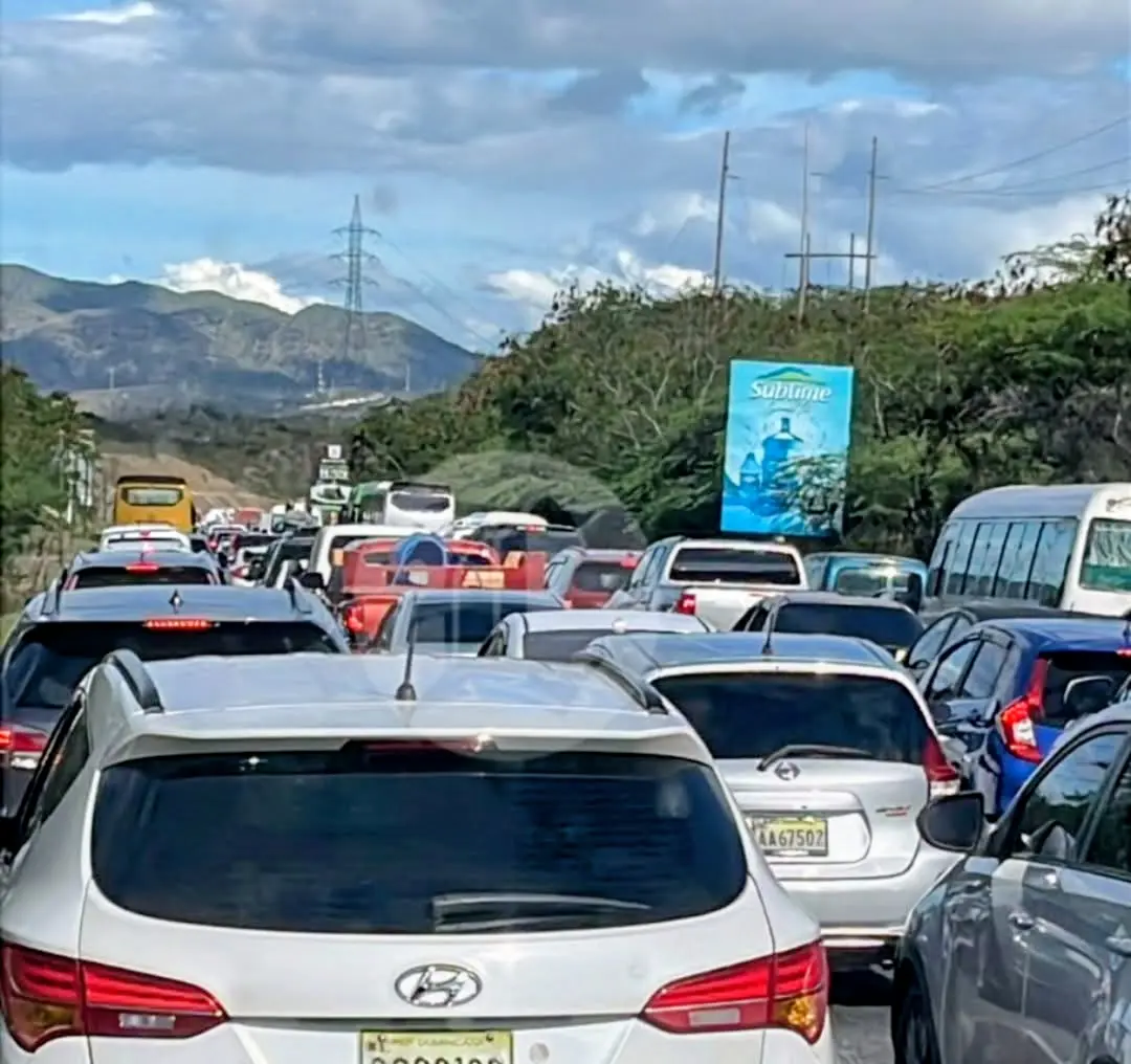 Miles de vacacionistas regresan a sus destinos tras pasar Semana Santa en Puerto Plata; se ahoga joven en Playa Guzmancito