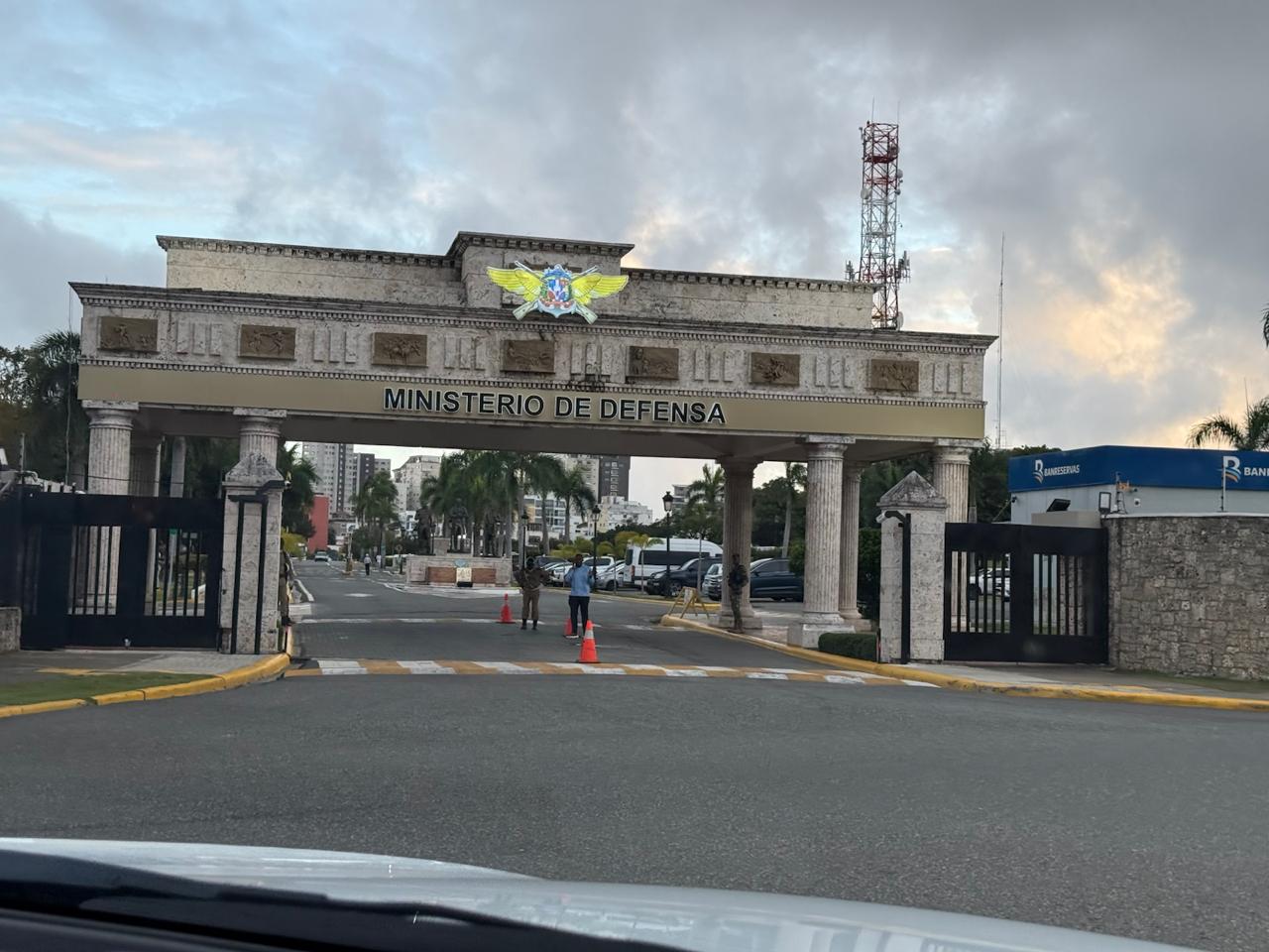 Abinader se reúne con altos mandos en Defensa en medio de tensión por crisis en Haití