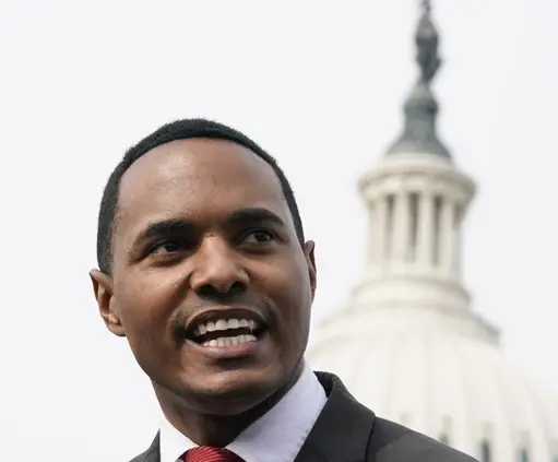 Congresista Ritchie Torres rechaza plan de Trump de eliminar ciudadanía por nacimiento en EE. UU