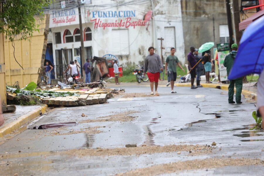 Lluvias provocan colapso de pared en la Escuela Costa Rica del sector Las 800, en Los Ríos.