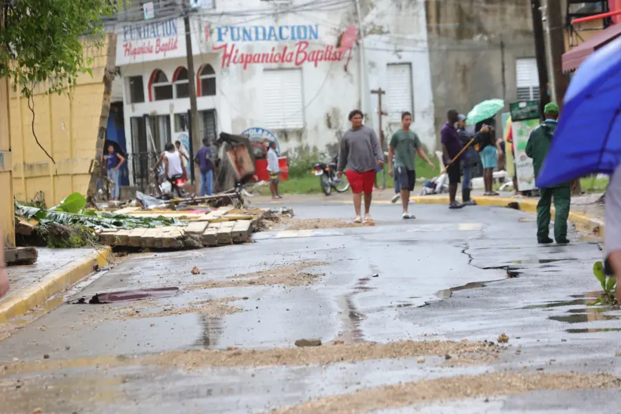Lluvias provocan colapso de pared en la Escuela Costa Rica del sector Las 800, en Los Ríos.