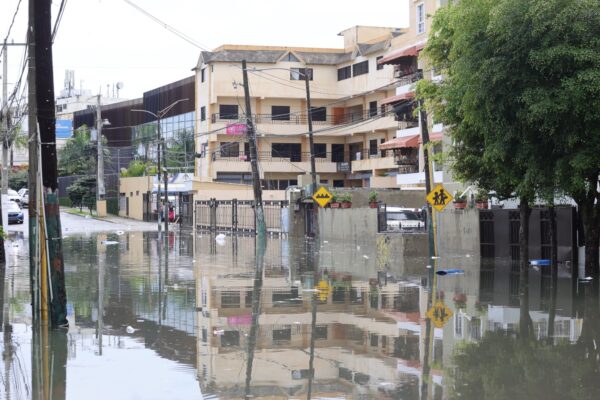 Las lluvias de esta madrugada ocasionaron inundaciones urbanas en la Capital. Elieser Tapia.