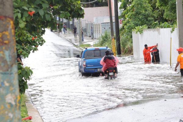 Las inundaciones aumenta el riesgo de contagiarse con leptospirosis, por el contacto con agua contaminada por orina de roedores.