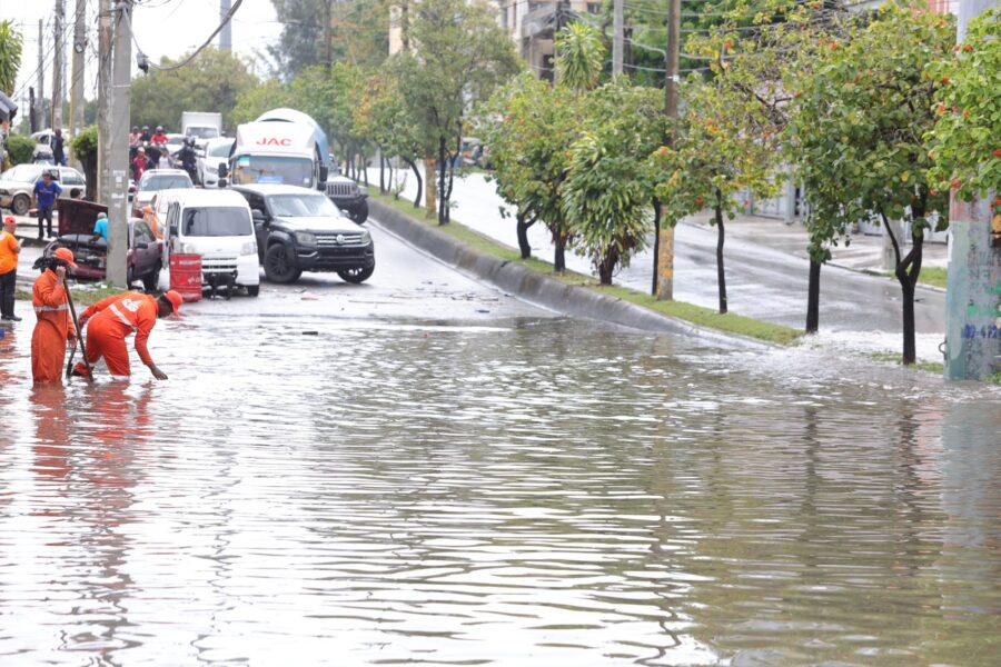 Lluvias arrastran vehículos en Valverde y Puerto Plata y dejan comunidades incomunicadas.