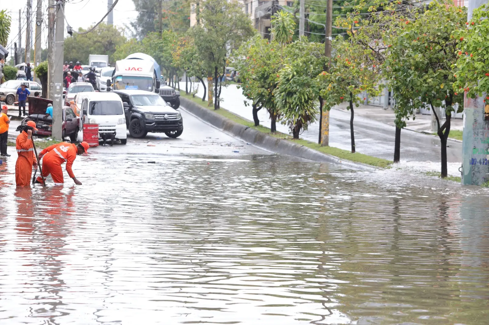 Lluvias arrastran vehículos en Valverde y Puerto Plata y dejan comunidades incomunicadas