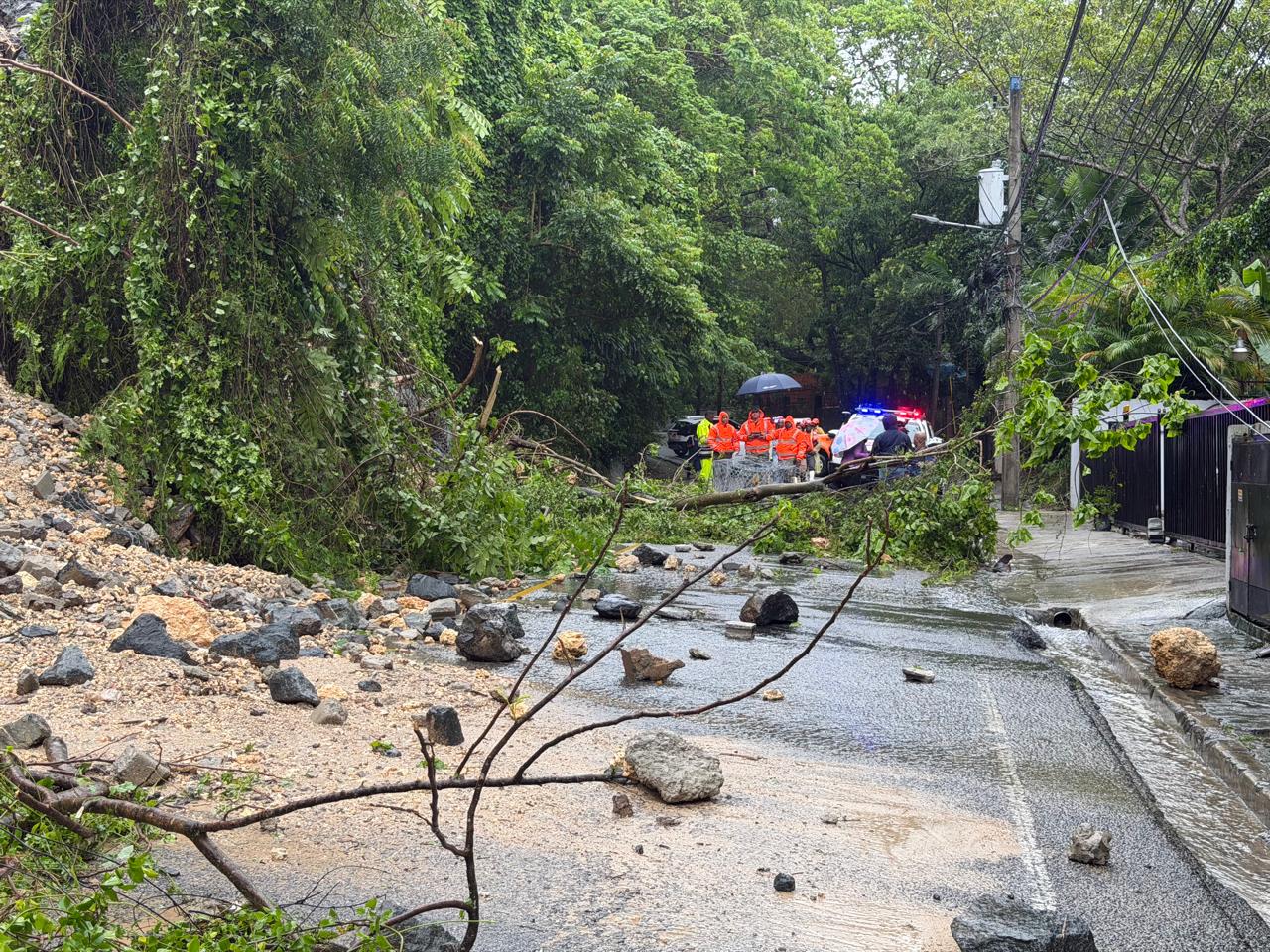 Lluvias provocan derrumbe y graves inundaciones en Arroyo Hondo