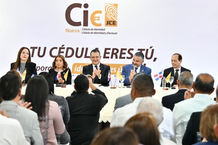 El pleno de la JCE realizó un acto en San Francisco de Macorís donde dejó inaugurado el procedimiento para entregar la nueva cédula.