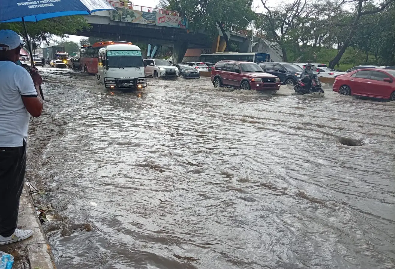 Lluvias, granizo y fuertes vientos afectan varias zonas del país