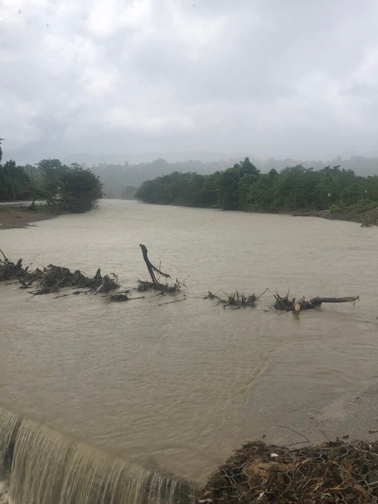 Varias comunidades de Puerto Plata siguen aisladas por inundaciones y crecidas de ríos