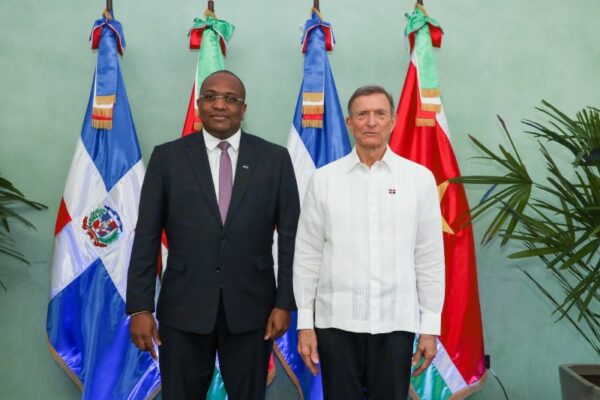Los cancilleres de República Dominicana, Roberto Álvarez, y de Surinam, Melvin Bouva,