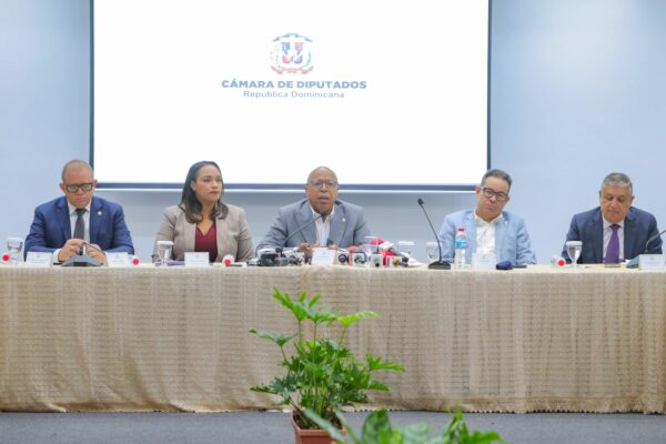 Alfredo Pacheco junto a los voceros de las bancadas